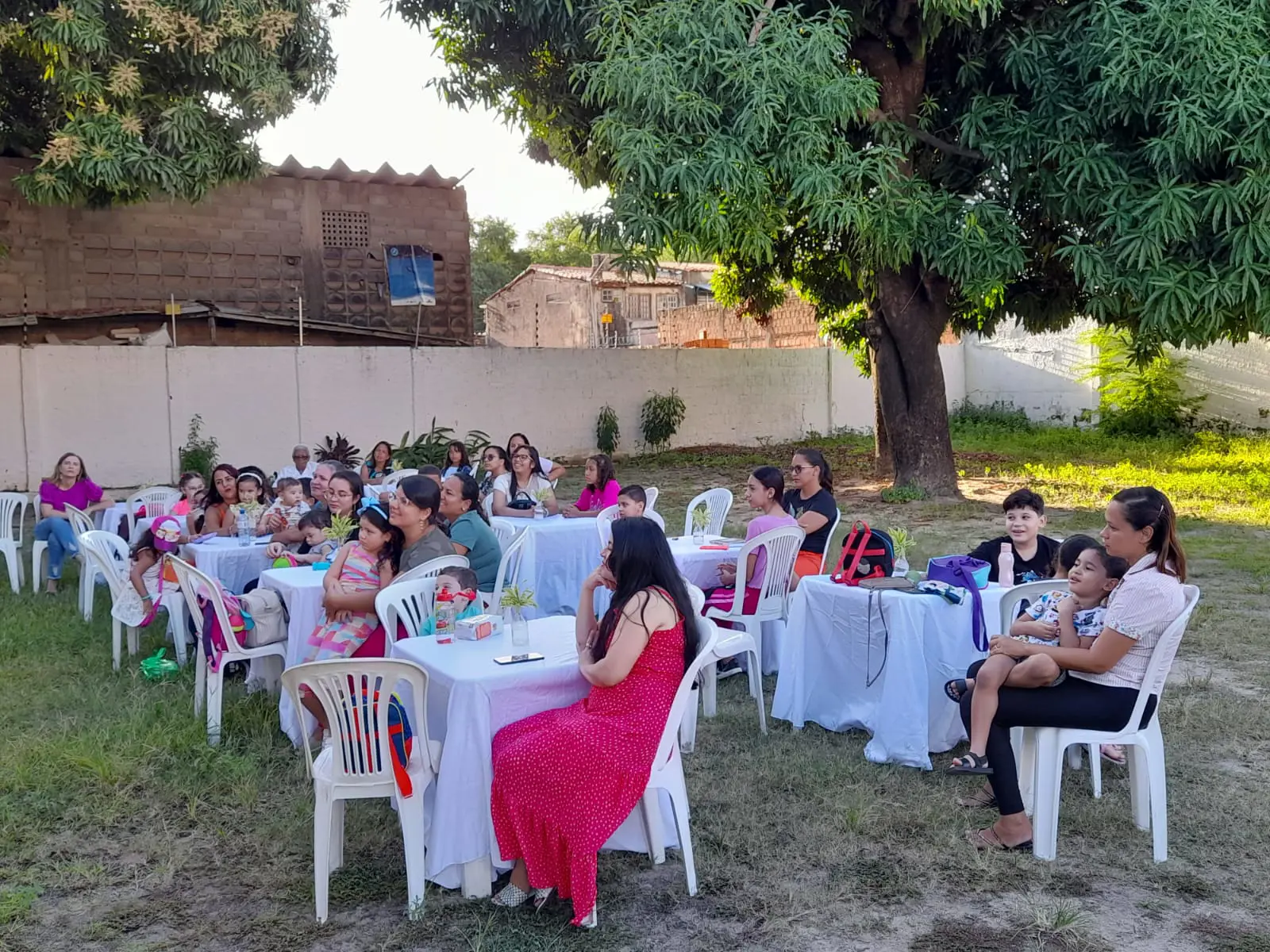 Mâes e Filhos reunidos na comunhão de Cristo